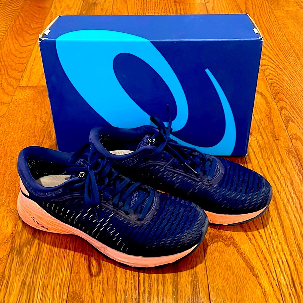 Women’ ASICS DynaFlyte 2 size 7